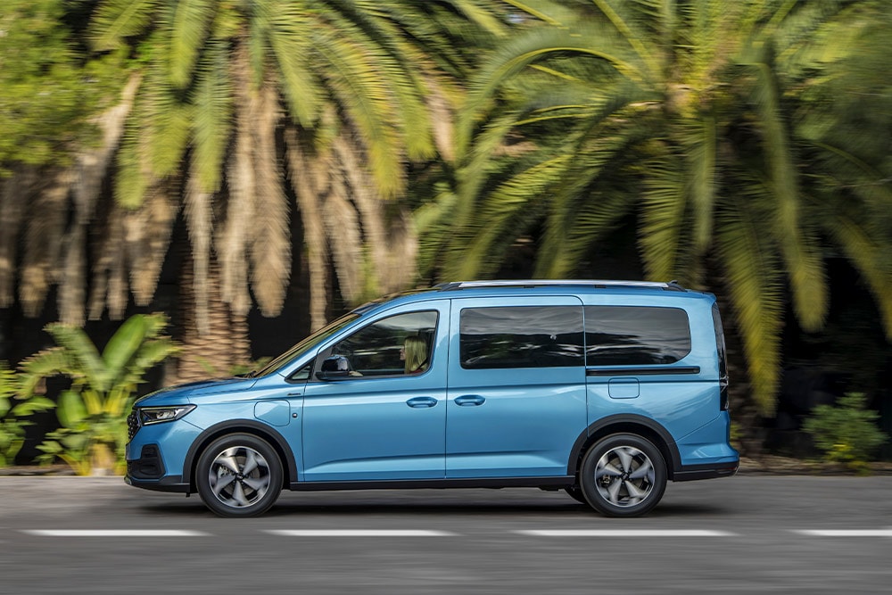 Niebieski Ford Tourneo Connect plug-in hybrid zaparkowany na ulicy.